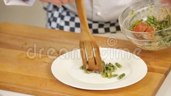 用青豆和腊肠片烹饪热沙拉视频的预览图