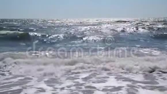从海岸到黑海海浪的景色视频的预览图