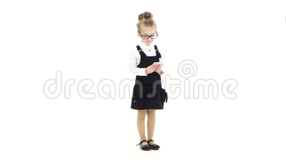 小女孩商务小姐在白色背景下谈论智能手机视频的预览图