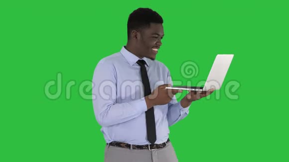 一位性格开朗成功的年轻非裔美国人经理手提电脑与商业伙伴进行视频电话会议视频的预览图