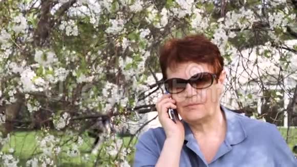 有电话交谈的老年妇女视频的预览图
