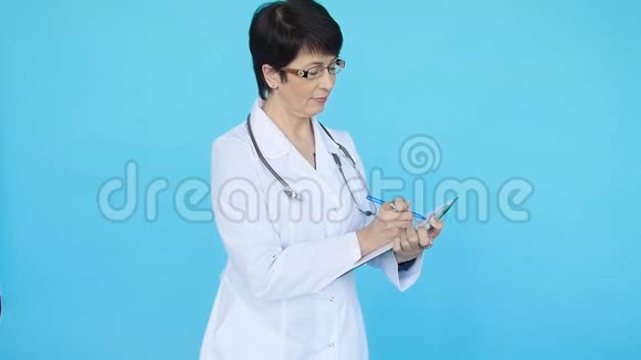 微笑医生女士蓝色背景视频的预览图