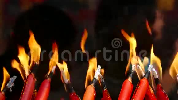 燃烧着红色的蜡烛视频的预览图