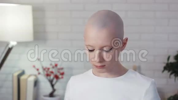 在化疗中戴头巾的女人视频的预览图