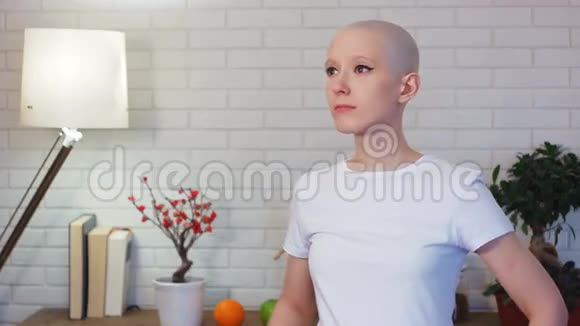 化疗中关心的女人照镜子检查自己视频的预览图