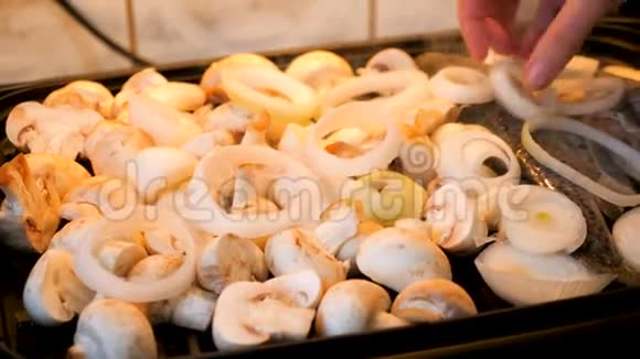在烤架上加入洋葱圈和鱼和蘑菇视频的预览图