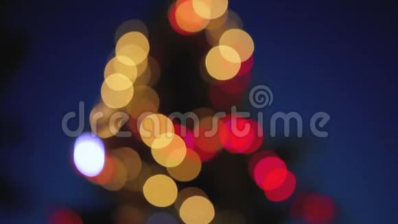 分散的圣诞树灯视频的预览图