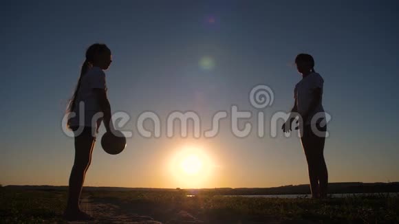 女孩青少年打球慢动作视频的预览图