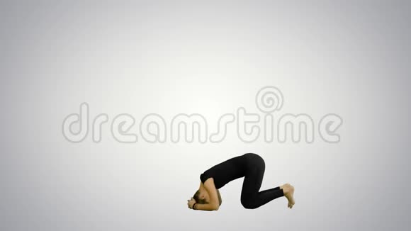 在白色背景下做sirsasana瑜伽姿势的年轻女性视频的预览图