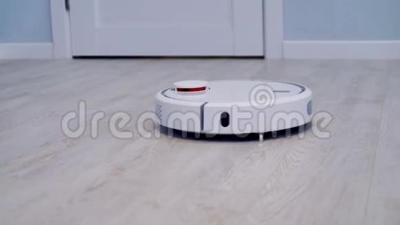 机器人吸尘器在层压板地板上工作视频的预览图