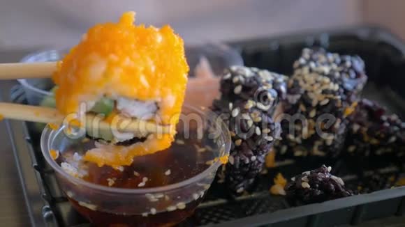 吃酱油的寿司卷视频的预览图