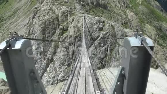 穿过Trift大桥环湖环山瑞士国家公园视频的预览图
