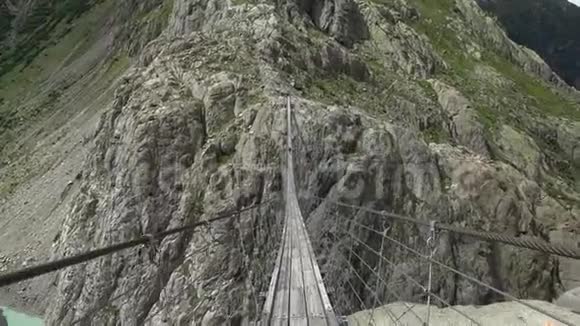 穿过Trift大桥环湖环山瑞士国家公园视频的预览图