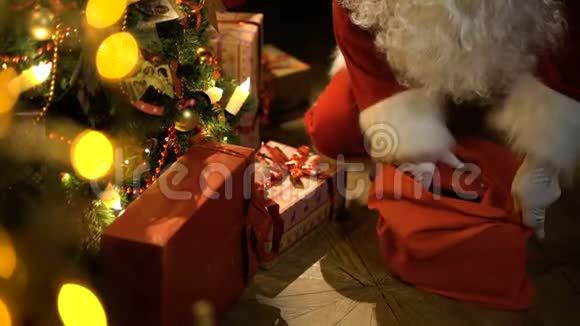 圣诞老人把礼物放在圣诞树下视频的预览图