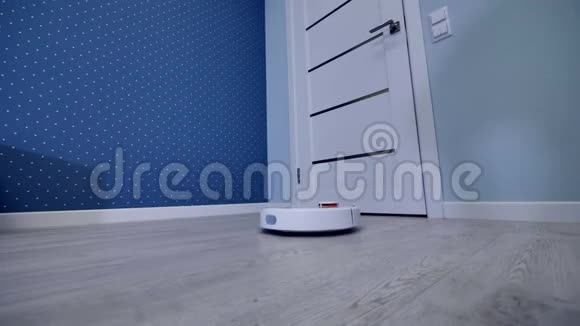 一个机器人吸尘器从门开始它的日常工作视频的预览图