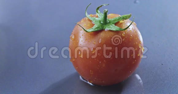 两个成熟的西红柿和水滴慢动作2k视频推240fps视频的预览图