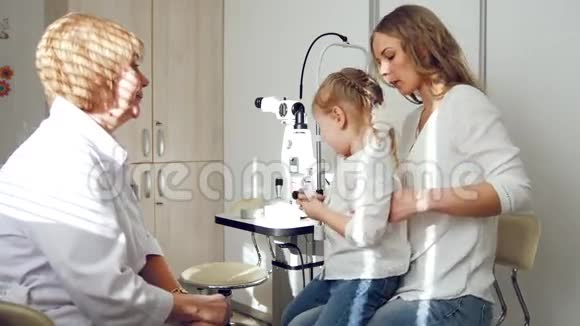 儿童眼科视力检查保健验光师诊断小女孩视频的预览图