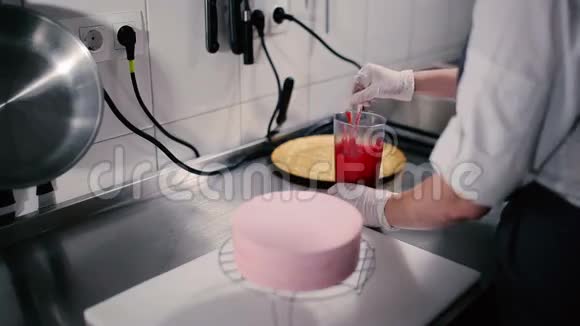 这个女孩把红色的糖霜混合成蛋糕视频的预览图