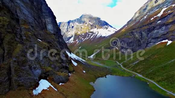山和湖的空中景色挪威的自然视频的预览图