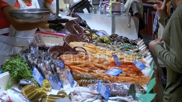 买方向卖方提供在LaBoqueria购买的Sea食品巴塞罗那西班牙视频的预览图