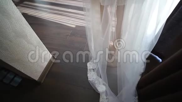 瘦腿女孩新娘早上穿裙子的女孩视频的预览图