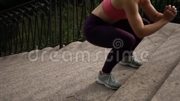 体育运动中的女运动员在楼梯上锻炼视频的预览图
