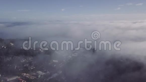 空中大雾覆盖新西兰小镇4k视频的预览图