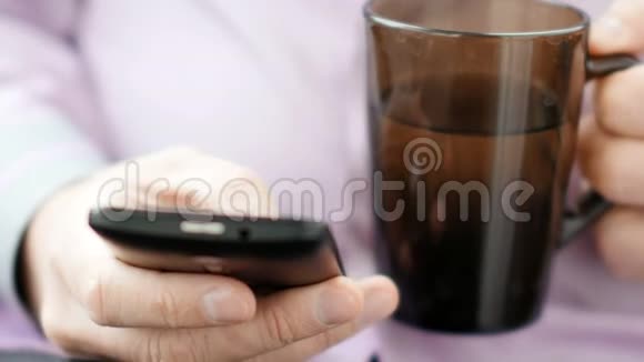 有智能手机的商人喝茶4K超高清视频视频的预览图