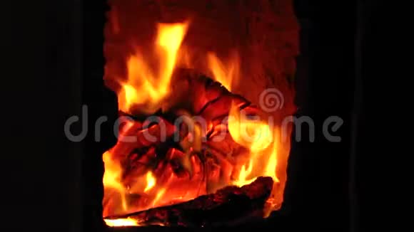 男性手放柴火用火棍在敞开大门的旧土砖炉里烧柴火视频的预览图