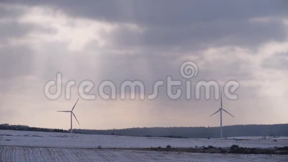 风力涡轮机发电厂偏远冬季山区景观视频的预览图