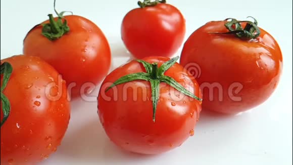 新鲜健康番茄浇雨水慢镜头拍摄视频的预览图