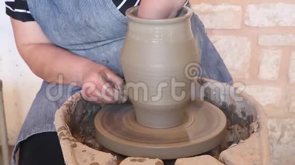 用陶轮上的粘土做花瓶的手工工作视频的预览图