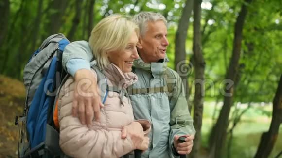积极的老年夫妇在森林中享受积极的旅游视频的预览图