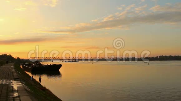 桥后日落可观赏多瑙河和渔夫的景色视频的预览图