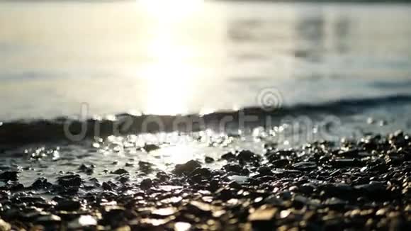 阳光河岩石视频的预览图