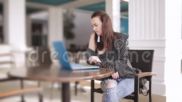 在咖啡馆里工作的年轻女子视频的预览图