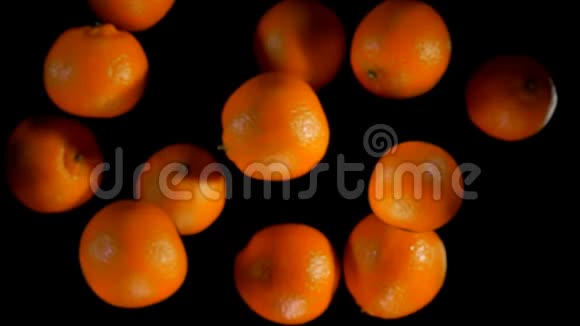 多汁的成熟橘子飞到镜头前视频的预览图