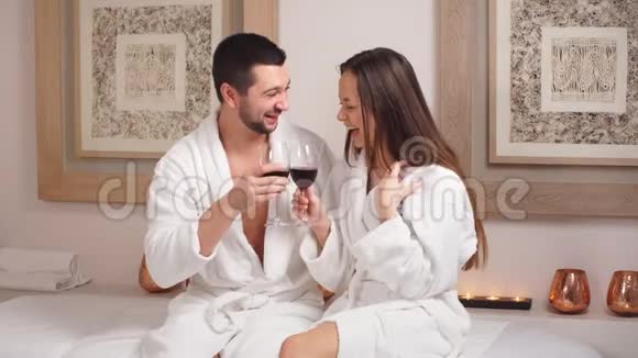 快乐的漂亮夫妇喝着香槟在水疗中心大笑视频的预览图