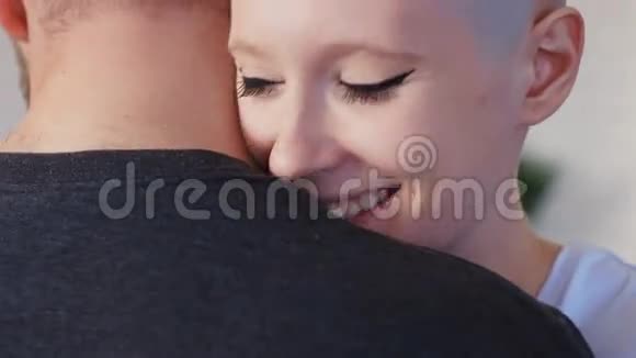快乐微笑的癌症病人拥抱她的支持丈夫视频的预览图