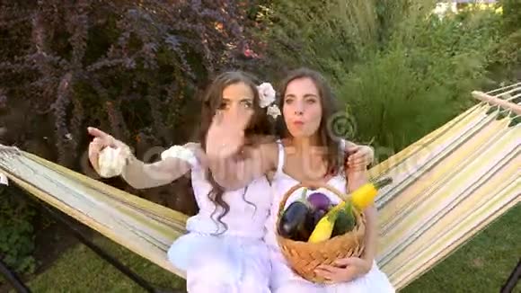 两个姐妹在吊床上摇摆视频的预览图