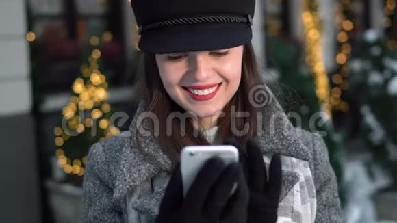 快乐女孩在街上使用电话视频的预览图