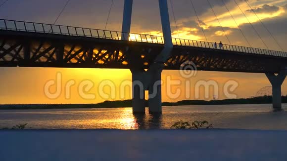 在美丽的日落天空中的桥梁用于自然背景背景和多用途的海景视频的预览图
