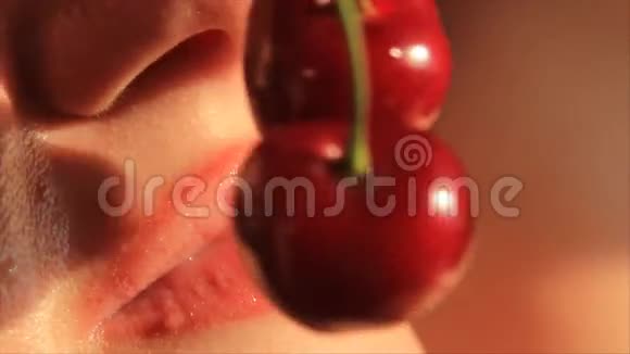 吃红樱桃视频的预览图
