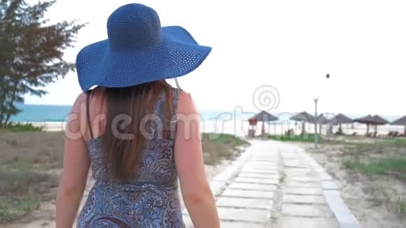 戴着蓝色帽子和眼镜的年轻女孩出海慢动作视频的预览图