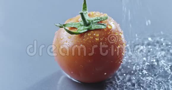 水溅在一个红色的西红柿上玻璃灰色的背景上覆盖着水慢动作2k视频推240fps视频的预览图