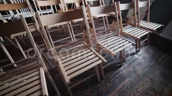 教室内空木椅进行培训视频的预览图