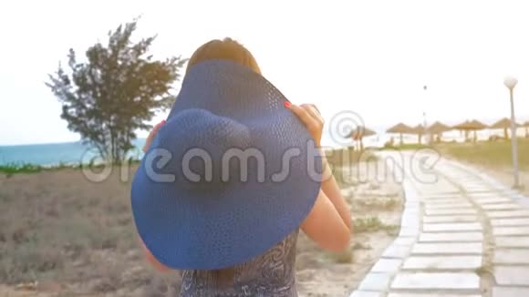 戴着蓝色帽子和眼镜的年轻女孩出海慢动作视频的预览图
