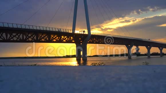 在美丽的日落天空中的桥梁用于自然背景背景和多用途的海景视频的预览图