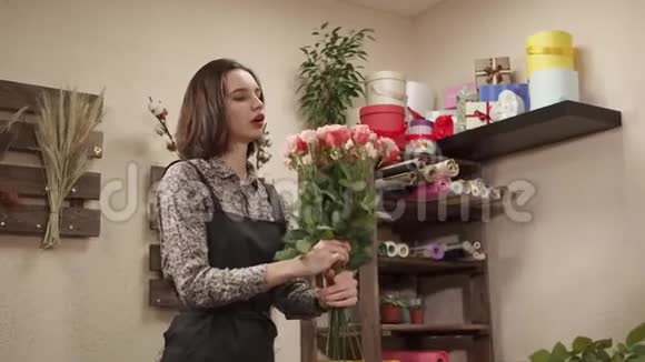 做玫瑰花束的女人视频的预览图