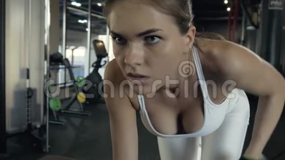 现代体育俱乐部的漂亮健身女子举重哑铃训练视频的预览图